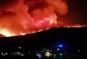 Νύχτα ΘΡΙΛΕΡ στην Αττική: Ολονύχτια μάχη με τις φλόγες στα Βίλια – «Καραούλι» για αναζωπυρώσεις στην Κερατέα (video)