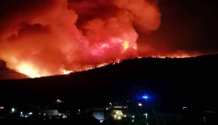 Νύχτα ΘΡΙΛΕΡ στην Αττική: Ολονύχτια μάχη με τις φλόγες στα Βίλια – «Καραούλι» για αναζωπυρώσεις στην Κερατέα (video)