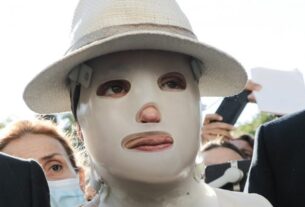 Επίθεση με βιτριόλι: Συγκλονιστική η εμφάνιση της Ιωάννας Παλιοσπύρου στα δικαστήρια (video)