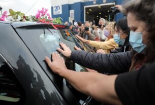 Λιμάνι Πειραιά: Συγκλονιστικός αποχαιρετισμός στον Μίκη Θεοδωράκη (video)