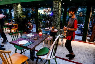 ΑΠΑΓΟΡΕΥΟΥΝ την είσοδο στους κλειστούς χώρους και για ανεμβολίαστους ανηλίκους άνω των 12 ετών...