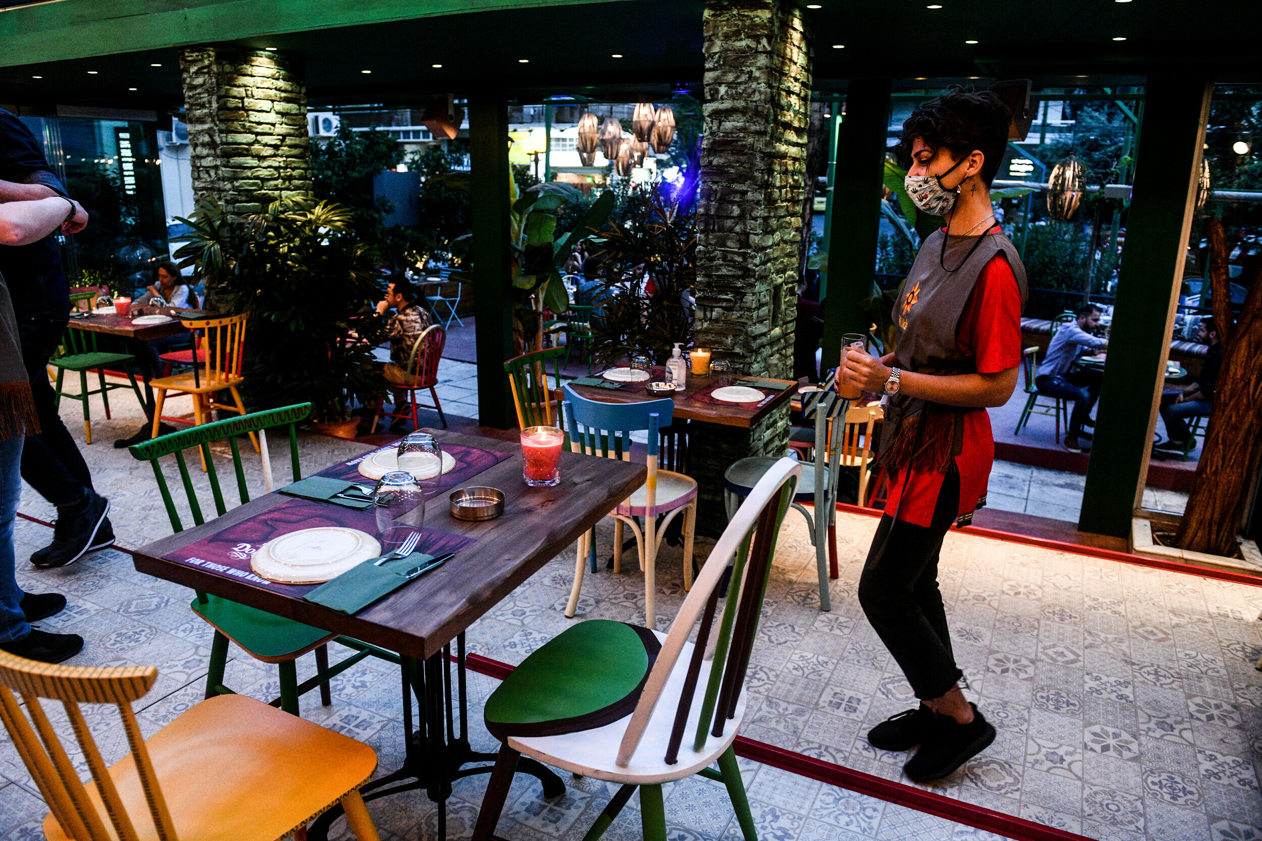 ΑΠΑΓΟΡΕΥΟΥΝ την είσοδο στους κλειστούς χώρους και για ανεμβολίαστους ανηλίκους άνω των 12 ετών...