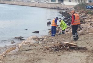 Δήμος Πειραιά: Εργασίες καθαρισμού στις παραλίες Φρεαττύδα και Βοτσαλάκια