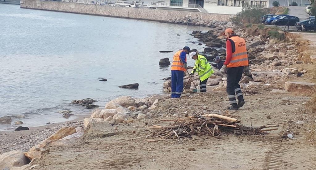 Δήμος Πειραιά: Εργασίες καθαρισμού στις παραλίες Φρεαττύδα και Βοτσαλάκια