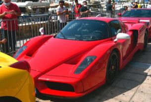 Δήμος Πειραιά - Τι του λείπει του ψωριάρη; Μια βόλτα με Ferrari...