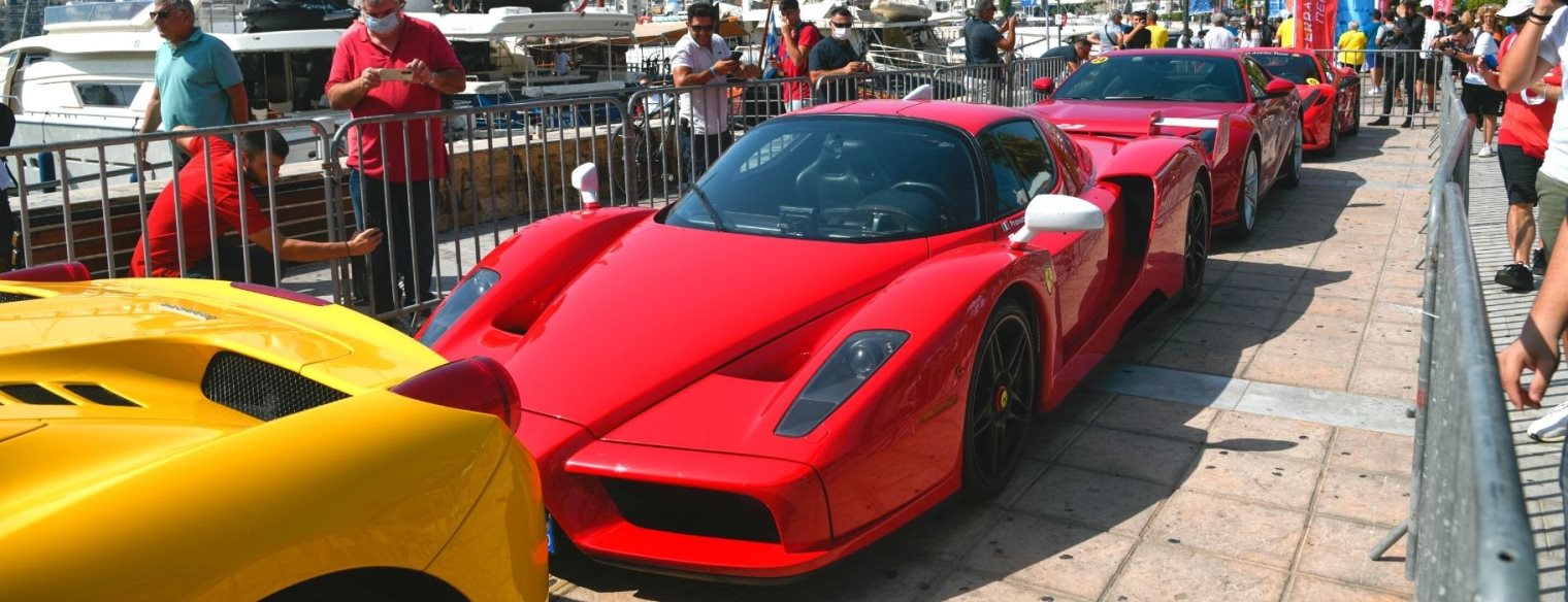 Δήμος Πειραιά - Τι του λείπει του ψωριάρη; Μια βόλτα με Ferrari...