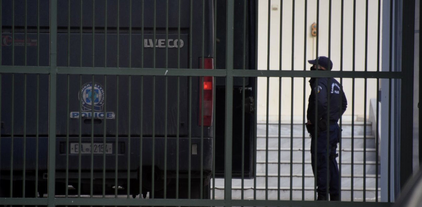 Σωφρονιστικός υπάλληλος πήρε 1.000 ευρώ για να εισάγει κινητό στη φυλακή