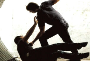 Σοκαριστικό βίντεο: Άγριος ξυλοδαρμός αστυνομικού στο κέντρο της Αθήνας