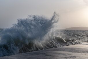 Έκτακτο δελτίο καιρού: Κύματα ύψους έως και 6 μέτρα το Σάββατο στον Σαρωνικό!