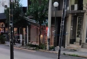 Μανιάτικα Πειραιά: Ο αέρας ξήλωσε μπαλκόνι από τον τρίτο όροφο! (photo)