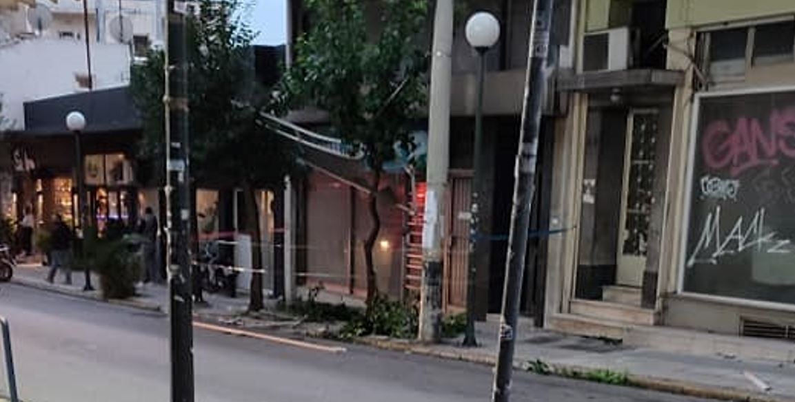 Μανιάτικα Πειραιά: Ο αέρας ξήλωσε μπαλκόνι από τον τρίτο όροφο! (photo)