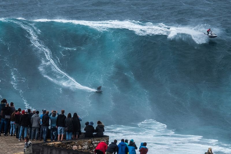 Viral Video: Τα τεράστια κύματα στο Ναζαρέ της Πορτογαλίας. Που οφείλονται