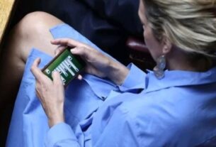 Όταν οι βουλευτές της ΝΔ και του ΣΥΡΙΖΑ έπαιζαν πασιέντζα και έφτιαχναν χάρτινα καραβάκια μέσα στη Βουλή