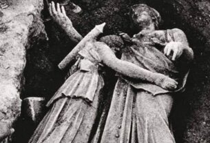 Πειραιάς: Η «μικρή Άρτεμις», όπως βρέθηκε αγκαλιασμένη με τη χάλκινη Αθηνά.