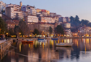 Καστοριά: Απόδραση στην «πιο όμορφη πόλη της Ελλάδας» – Πως πήρε την ονομασία της