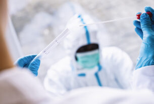 Σάλος με την αποκάλυψη του δημάρχου Συκεών: «PCR test με μόνο 7 ευρώ» (Video)