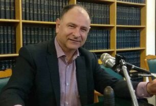 Ο Δήμαρχος Πειραιά Γιάννης Μώραλης στην εκδήλωση μνήμης για τον Ανδριανό Μιχάλαρο τέως Πρόεδρο του Β.Ε.Π