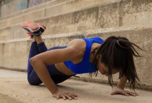 Γιατί δεν πρέπει να κάνετε push-up στα γόνατα; Τι προτείνει η fitness instructor Charlee Atkins
