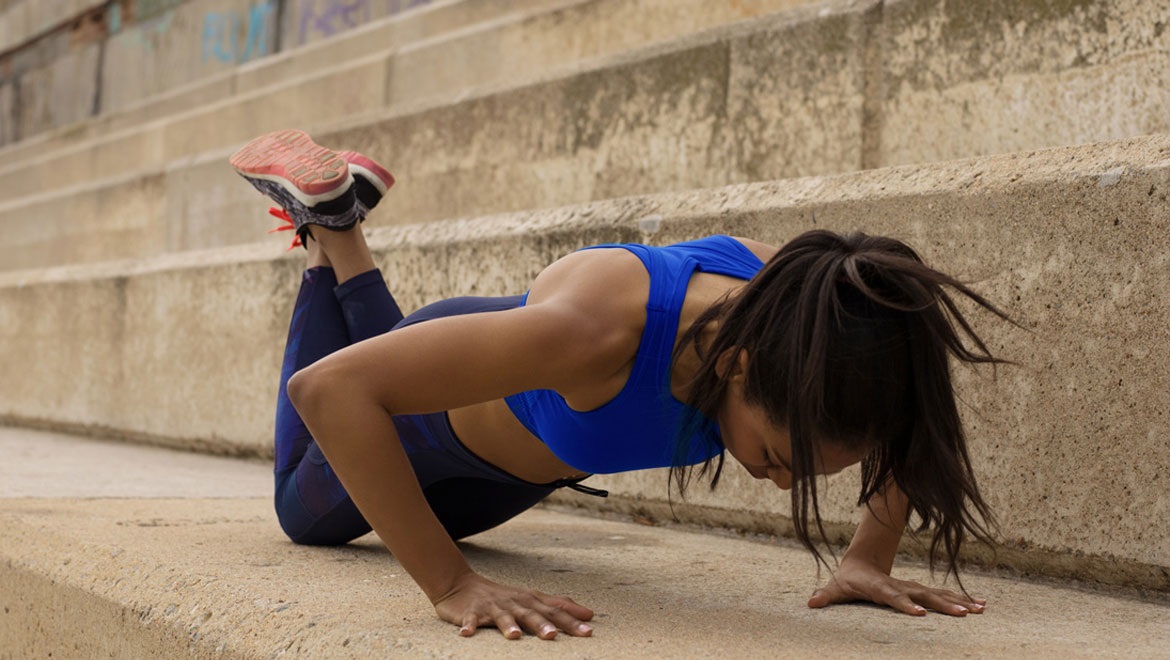 Γιατί δεν πρέπει να κάνετε push-up στα γόνατα; Τι προτείνει η fitness instructor Charlee Atkins
