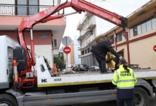Πειραιάς: Η δημοτική αρχή απομάκρυνε εγκαταλελειμμένα δίκυκλα από το κέντρο και τις γειτονιές της πόλης