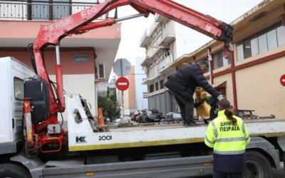 Πειραιάς: Η δημοτική αρχή απομάκρυνε εγκαταλελειμμένα δίκυκλα από το κέντρο και τις γειτονιές της πόλης