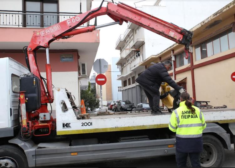 Πειραιάς: Η δημοτική αρχή απομάκρυνε εγκαταλελειμμένα δίκυκλα από το κέντρο και τις γειτονιές της πόλης