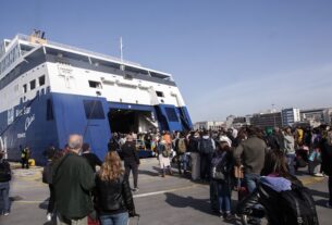 «Βουλιάξε» το λιμάνι του Πειραιά από τους εκδρομείς του Πάσχα