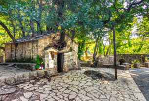 Αγία Θεοδώρα: Το πανέμορφο εκκλησάκι που αψηφά τους νόμους της φυσικής