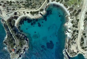 Λιβαδάκι: Κόβει την… ανάσα η σμαραγδένια καρδιά σε παραλία στην Αίγινα