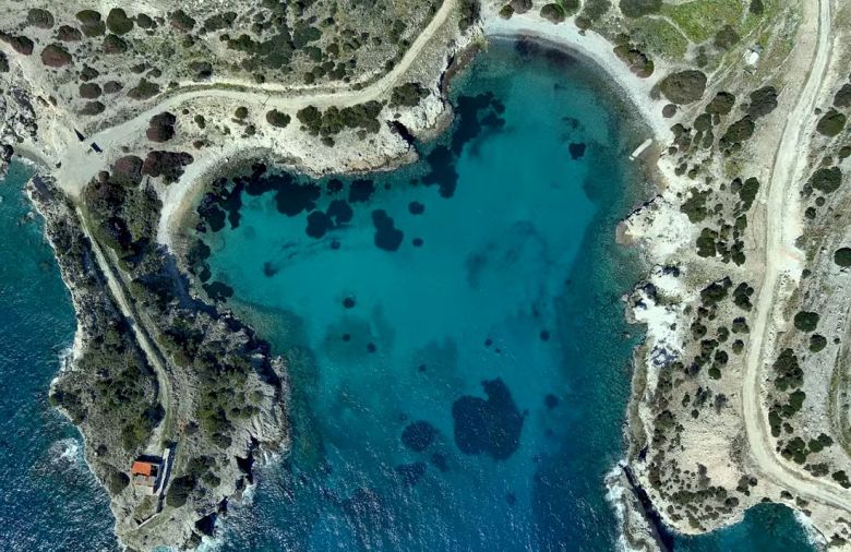 Λιβαδάκι: Κόβει την… ανάσα η σμαραγδένια καρδιά σε παραλία στην Αίγινα