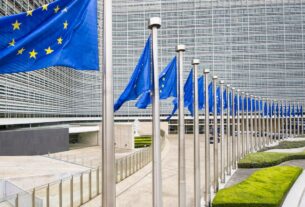 Η Κομισιόν εγκρίνει προκλητικές αυξήσεις στους υπαλλήλους της!