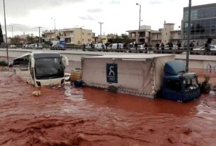 Φονική πλημμύρα στη Μάνδρα: Αθώα η Ρένα Δούρου, ένοχη η τότε δήμαρχος κι άλλοι επτά κατηγορούμενοι