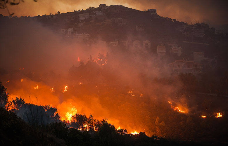 Πεντέλη: Εξαπλώνεται σαν χταπόδι η φωτιά
