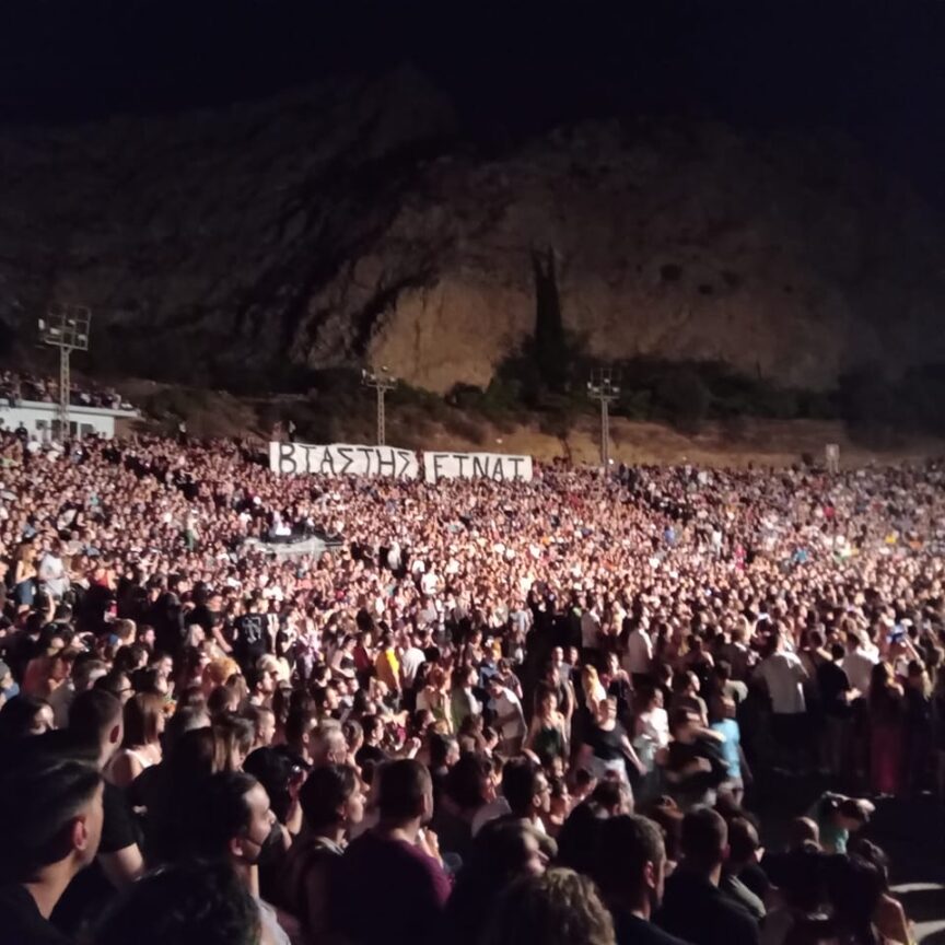 Κατράκειο Νίκαια: Υψώθηκε πανό για Λιγνάδη στην κατάμεστη συναυλία του Θανάση Παπακωνσταντίνου