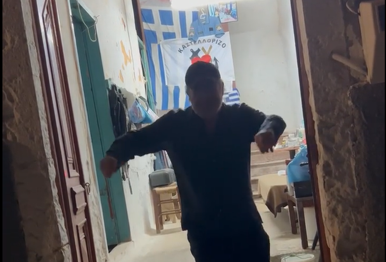 Η "ζειμπεκιά" του Λαζόπουλου στο Καστελόριζο – Δείτε το βίντεο