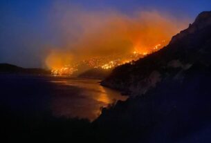 Σάμος: Ανεξέλεγκτη η φωτιά κατευθύνεται στην Παραλία του Λιμνιώνα