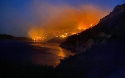 Σάμος: Ανεξέλεγκτη η φωτιά κατευθύνεται στην Παραλία του Λιμνιώνα