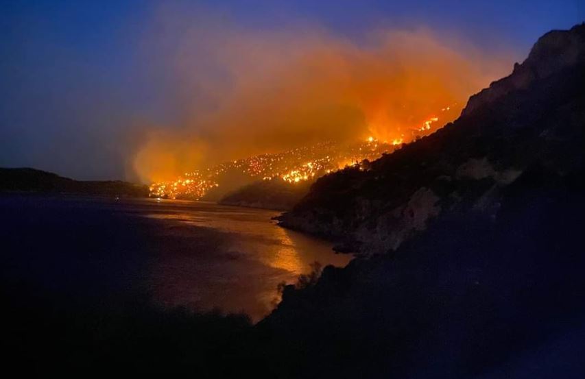 Σάμος: Ανεξέλεγκτη η φωτιά κατευθύνεται στην Παραλία του Λιμνιώνα