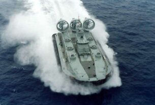 Viral Video: Hovercraft του Πολεμικού Ναυτικού διασχίζει το δίαυλο Παλούκια - Πέραμα