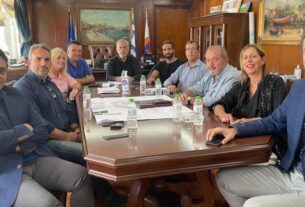 Συνάντηση Δημάρχου Πειραιά Γιάννη Μώραλη με τον Πρόεδρο και μέλη Δ.Σ. του Εμπορικού Συλλόγου της πόλης
