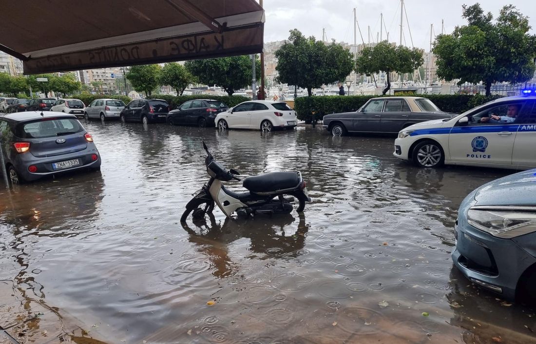 Πειραιάς: Μέσα σε 15 λεπτά νεροποντής πλημμύρισε η πόλη