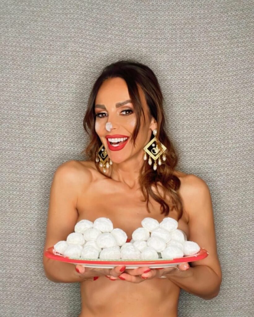 Μπέττυ Μαγγίρα: Ποζάρει topless