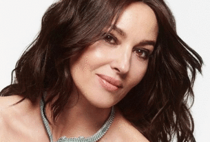 Monica Bellucci: Κολυμπά ολόγυμνη μέσα στην πισίνα