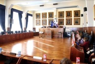 peiraias-mia-xechoristi-synedriasi-stin-aithousa-tou-dimotikou-symvouliou