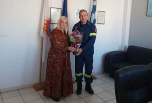 Δήμος Πειραιά: Η Αντιδήμαρχος Πρασίνου μοίρασε Αλεξανδρινά λουλούδια στο προσωπικό Πυροσβεστικής Υπηρεσίας