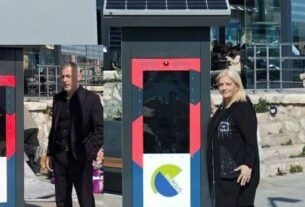 Δήμος Πειραιά: Τοποθετήθηκε «Έξυπνο» παγκάκι με πολλαπλές τεχνολογικές λειτουργίες και υποστήριξης ΑμεΑ τοποθετήθηκε στο Μικρολίμανο