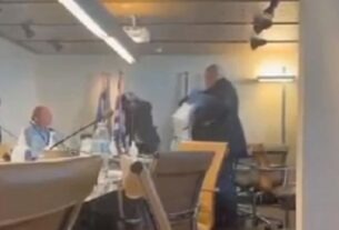 Η στιγμή που ο Καραπαπάς πετά φούστα στον Μπαλτάκο (ΒΙΝΤΕΟ)