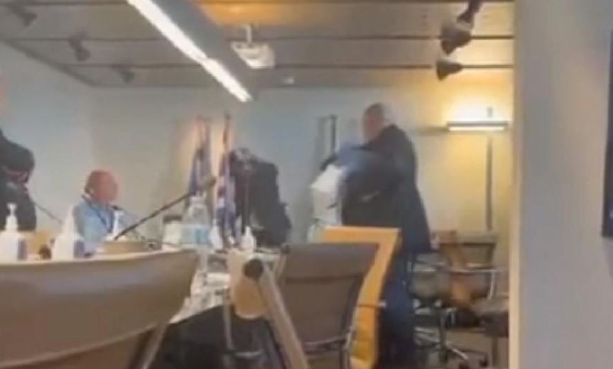 Η στιγμή που ο Καραπαπάς πετά φούστα στον Μπαλτάκο (ΒΙΝΤΕΟ)