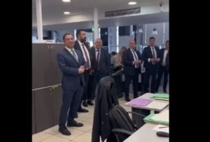 Οργή στο διαδίκτυο με το βίντεο του επιχειρηματία να διατάζει εργαζόμενους να ψηφίσουν ΝΔ παρουσία Άδωνι