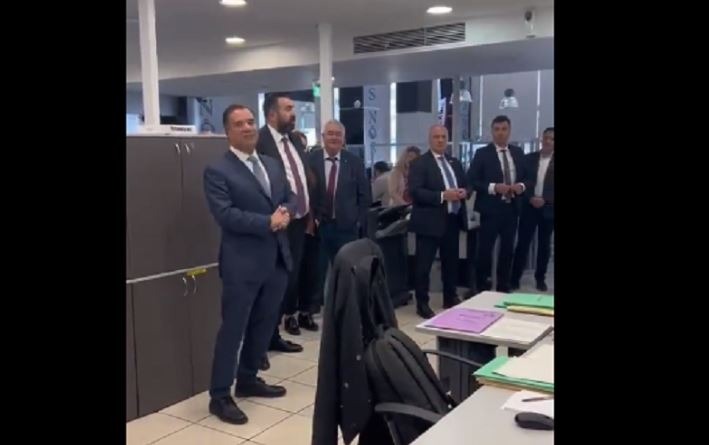 Οργή στο διαδίκτυο με το βίντεο του επιχειρηματία να διατάζει εργαζόμενους να ψηφίσουν ΝΔ παρουσία Άδωνι